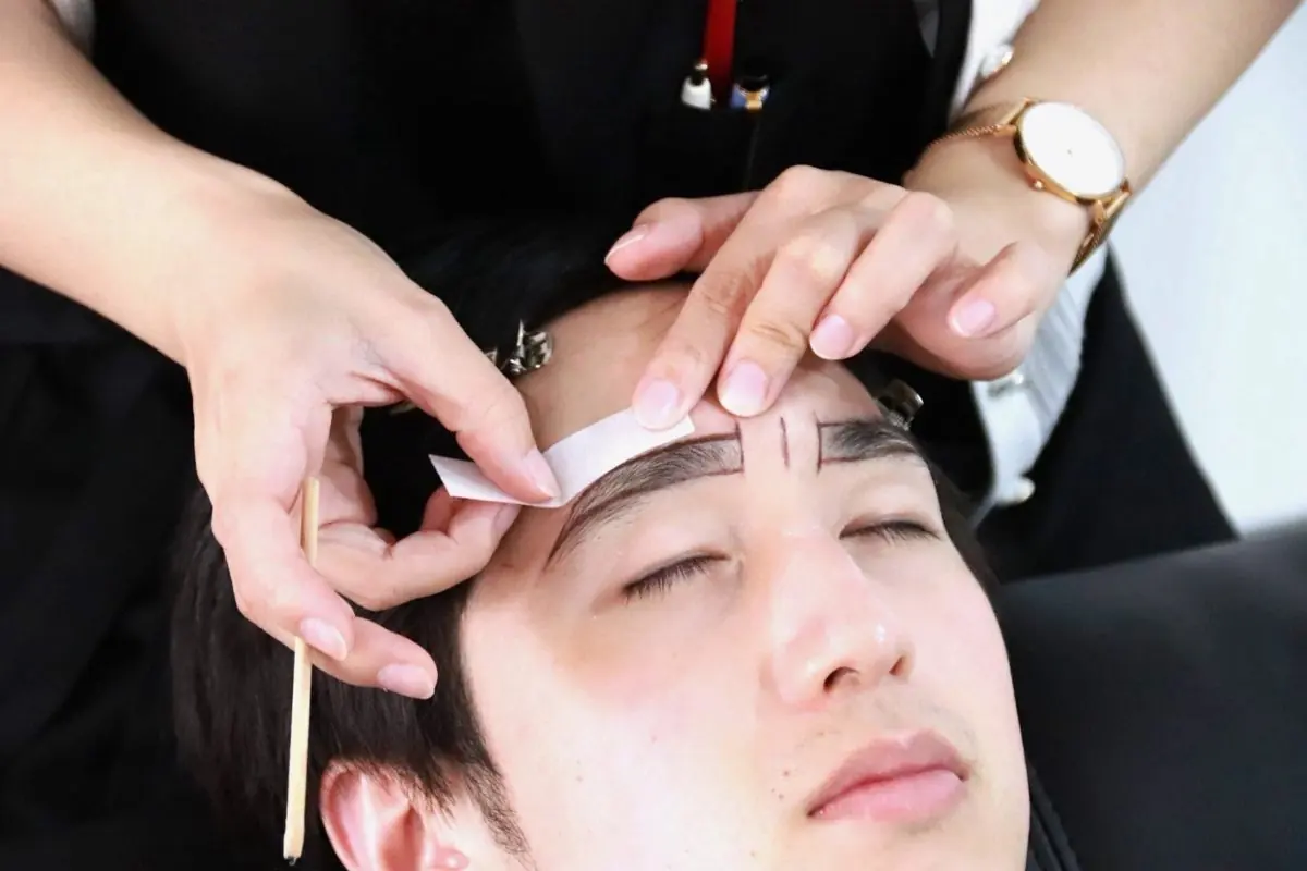 眉毛ワックスで眉まわりの毛を整える様子