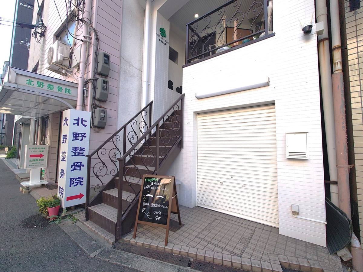 サロンが入るビルの入口と茶色い階段